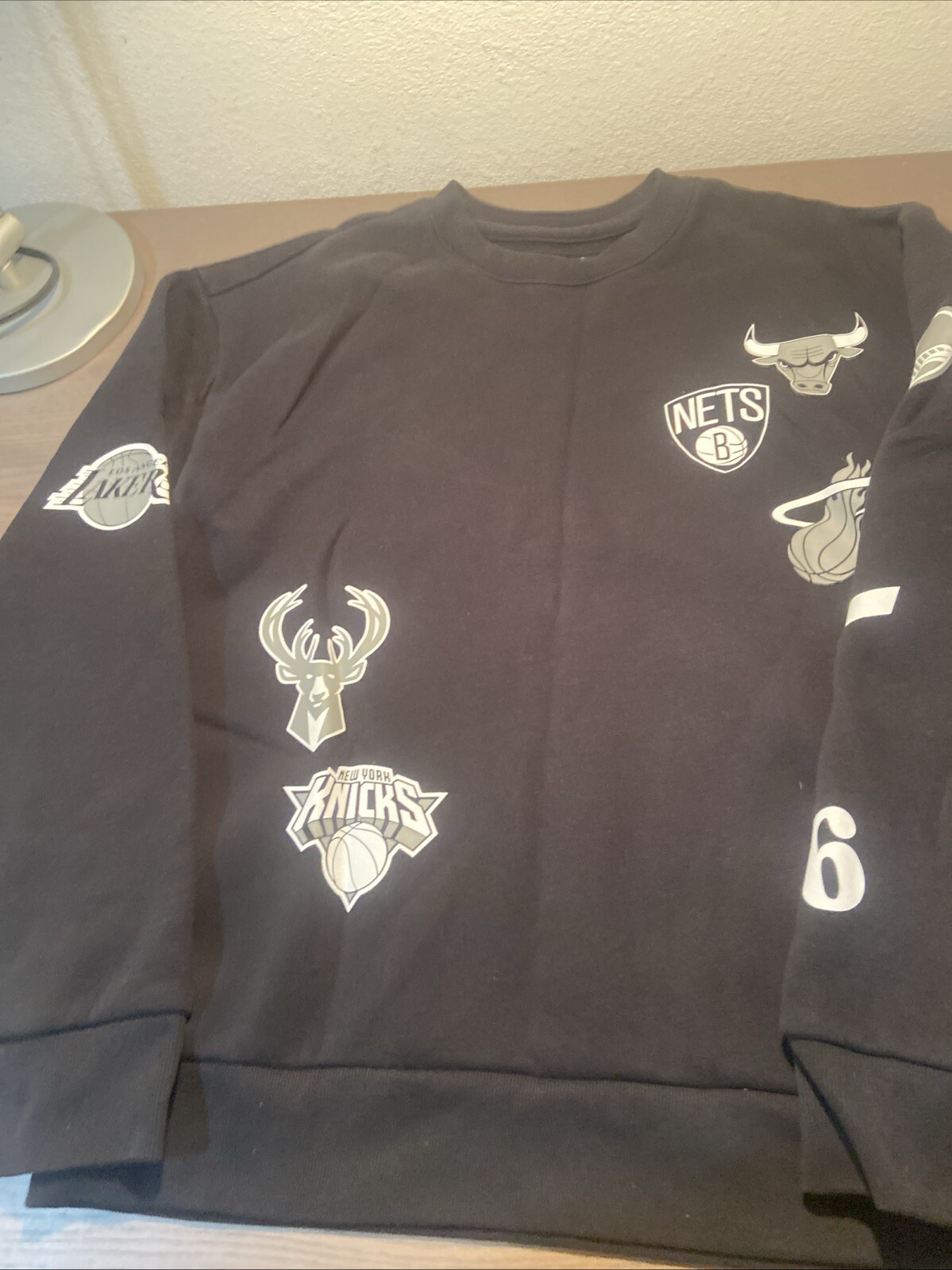 HOLLISTER NBA TEAM LOGO ALL-OVER PRINT PULLOVER SWEATSHIRT L