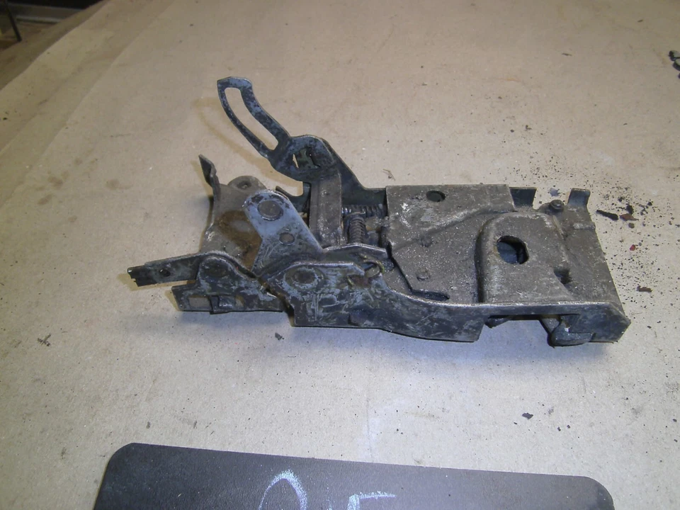 1973 1987 CHEVROLET GMC TRUCK C10 K10 DOOR latch assembly closer oem 78 79 80 81 - Image 2 of 4