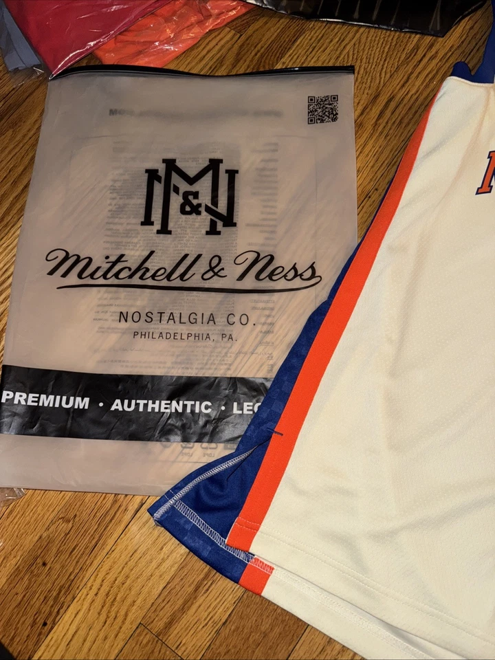 Mitchell & Ness NBA New York Knicks Patrick Ewing Burst T-Shirt Size S - Image 3 of 3