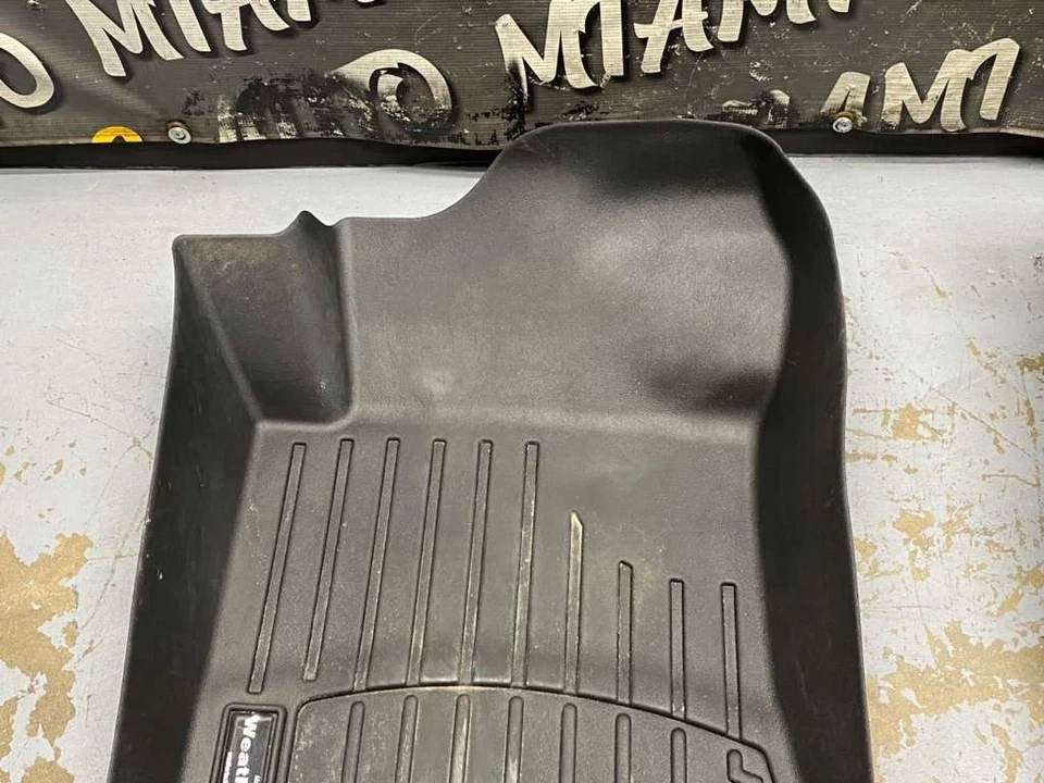 Ford Mustang GT 2018 piso delantero izquierdo y derecho alfombra de goma WeatherTech Foto 2 de 4