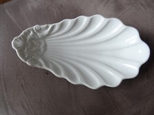 Ramequin ancien en porcelaine blanche. En forme de coquille