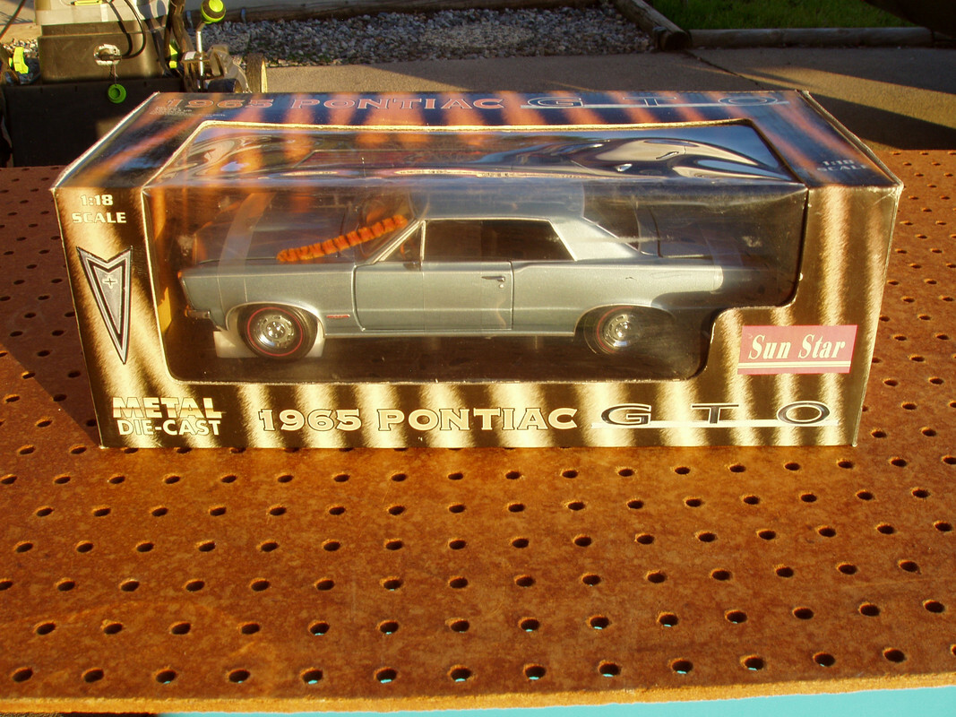 SUN STAR 1965 PONTIAC GTO TIGER 1:18 DIE CAST MODEL CAR BLUE MODEL