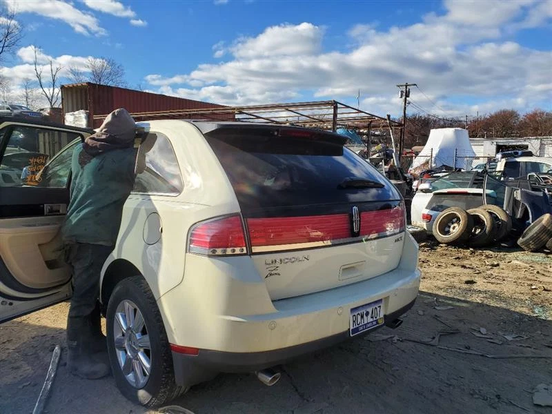 Used Center Tail Light Assembly fits: 2008 Lincoln Mkx center lid mounted Center - Image 4 of 4