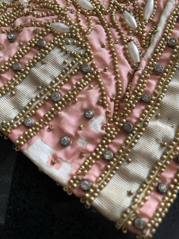 Antiguo bolso de noche con cuentas de oro de seda rosa hecho en Francia necesita reparación Foto 4 de 4