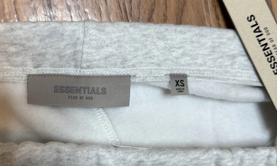 Pantalones deportivos Essentials avena ligera talla XS Foto 3 de 4