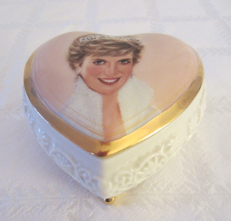 Princess Diana-- Ardleigh Elliott Heart Shaped Music Box "Candle In the Wind"
