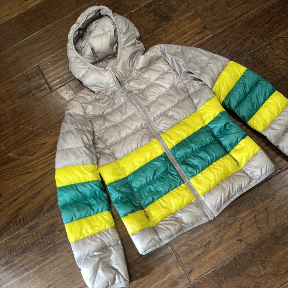  Chaqueta con Capucha Uniqlo Ultra Light Down en Bloque de Color Gris, Amarillo y Verde  Foto 2 de 4