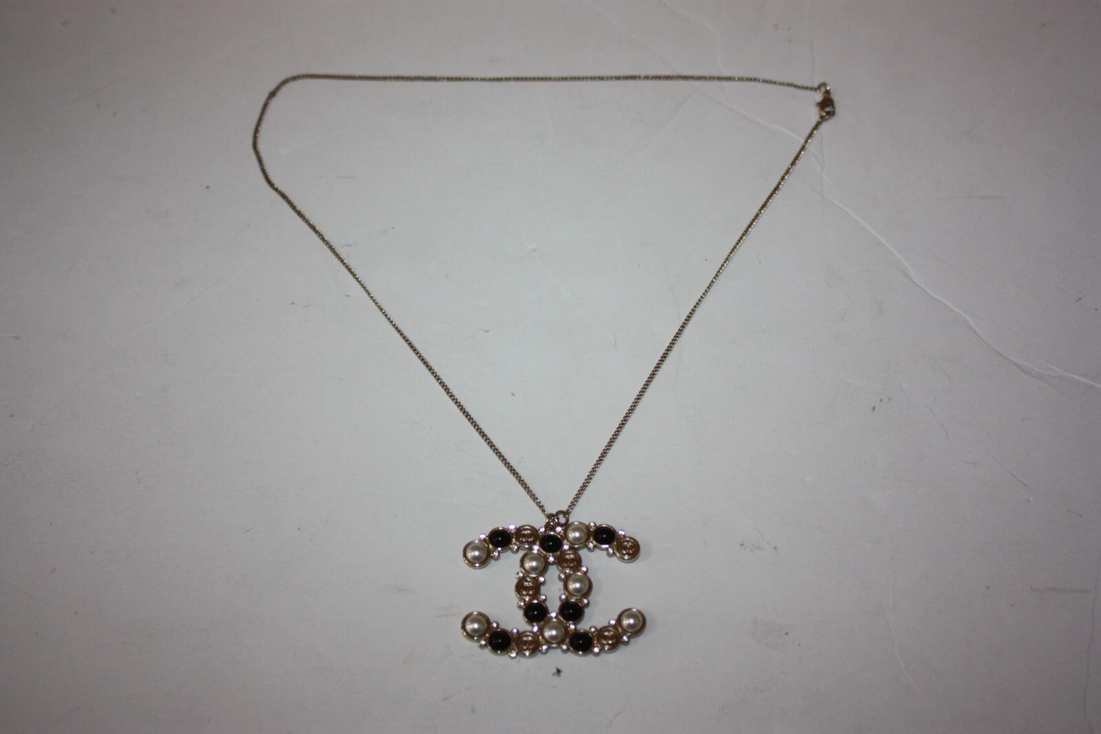 Collana Chanel 2019b grande logo CC oro GDN PLY con perle bianche nere e cristalli