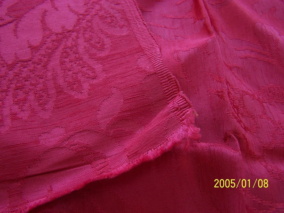 Coupon de tissu ancien en soie rouge avec bouquet de fleurs.  Réf n°74 - Photo 4/4