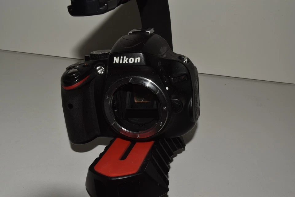 Nikon D5100 Digitalkamera 16.2MP W / AF-S Nikkor 18-200MM 3.5-5.6G II Ed (KVX34) - Bild 4 von 4