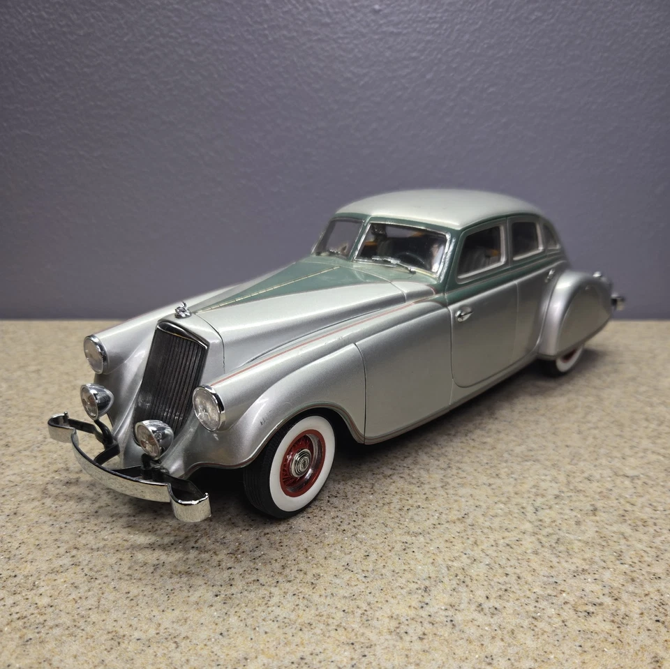 Signature 1933 Pierce  Arrow die cast 1:18 scale car - Image 4 of 4
