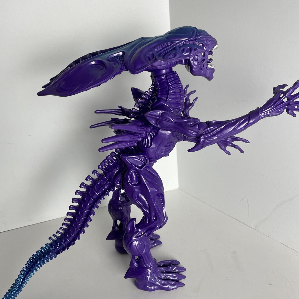 Aliens Purple Queen Alien 12