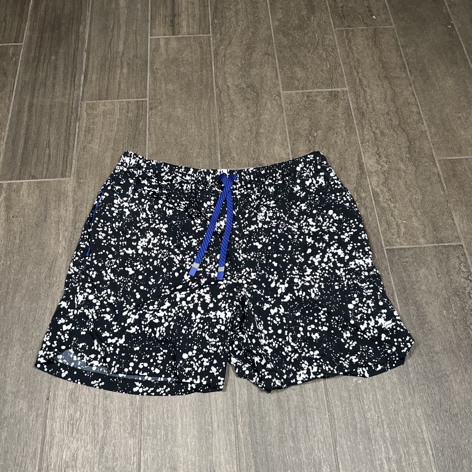 Fabletics Mens Black White Splatter Athletic Shorts Blue Drawstring Size Large