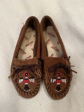 Minnetonka Women's 6 Thunderbird Beaded Soft Sole Brown Leather Moccasins