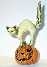 Harmony Kingdom Art Neil Eyre Designs Halloween White Cat Kitty Scared Pumpkin