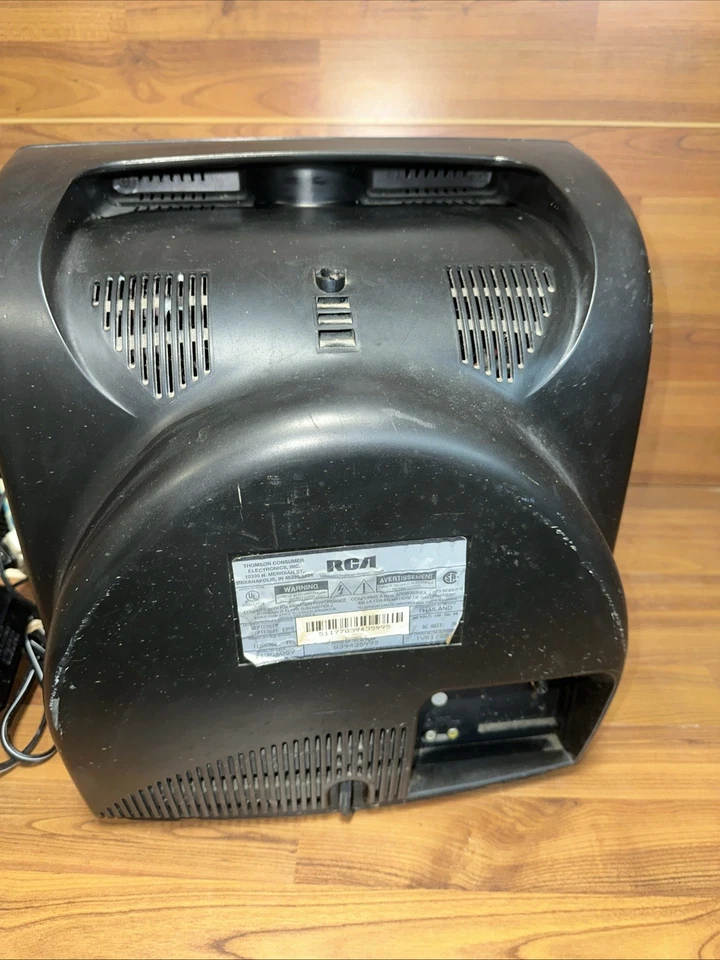 RCA T13060GY 13" CRT TV VCR Combo Television Retro Gaming Vintage Portable VHS - Image 3 of 4