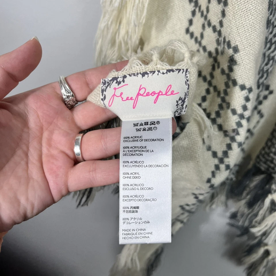 Poncho bohemio envolvente Free People crema y gris estampado nórdico con flecos OS Boho Foto 3 de 4
