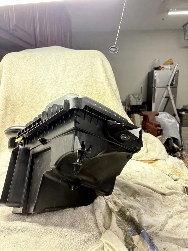 Tapa de caja de filtro de filtro de aire Ford Mustang 2011-2014 negra y caja inferior Foto 2 de 4