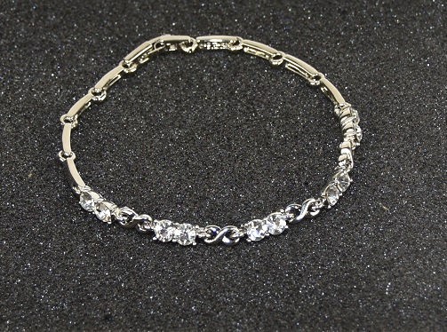 Лот из 38 комплектов из двух женских браслетов с кристаллами Infinity Love Crystal 18690₽