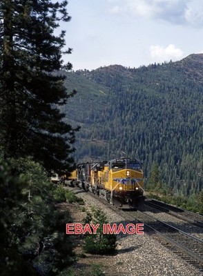 PHOTO  USA RAILWAY UP 5770  GRAIN TRAIN AT CISCO DONNER PASS. 11 JUNE 2004
