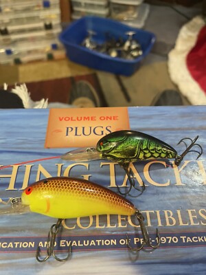 LOT OF 2 VINTAGE BOMBER A. BOTH ARE MID DEPTH STYLE CRANKBAITS. 2 DIFF COLORS**