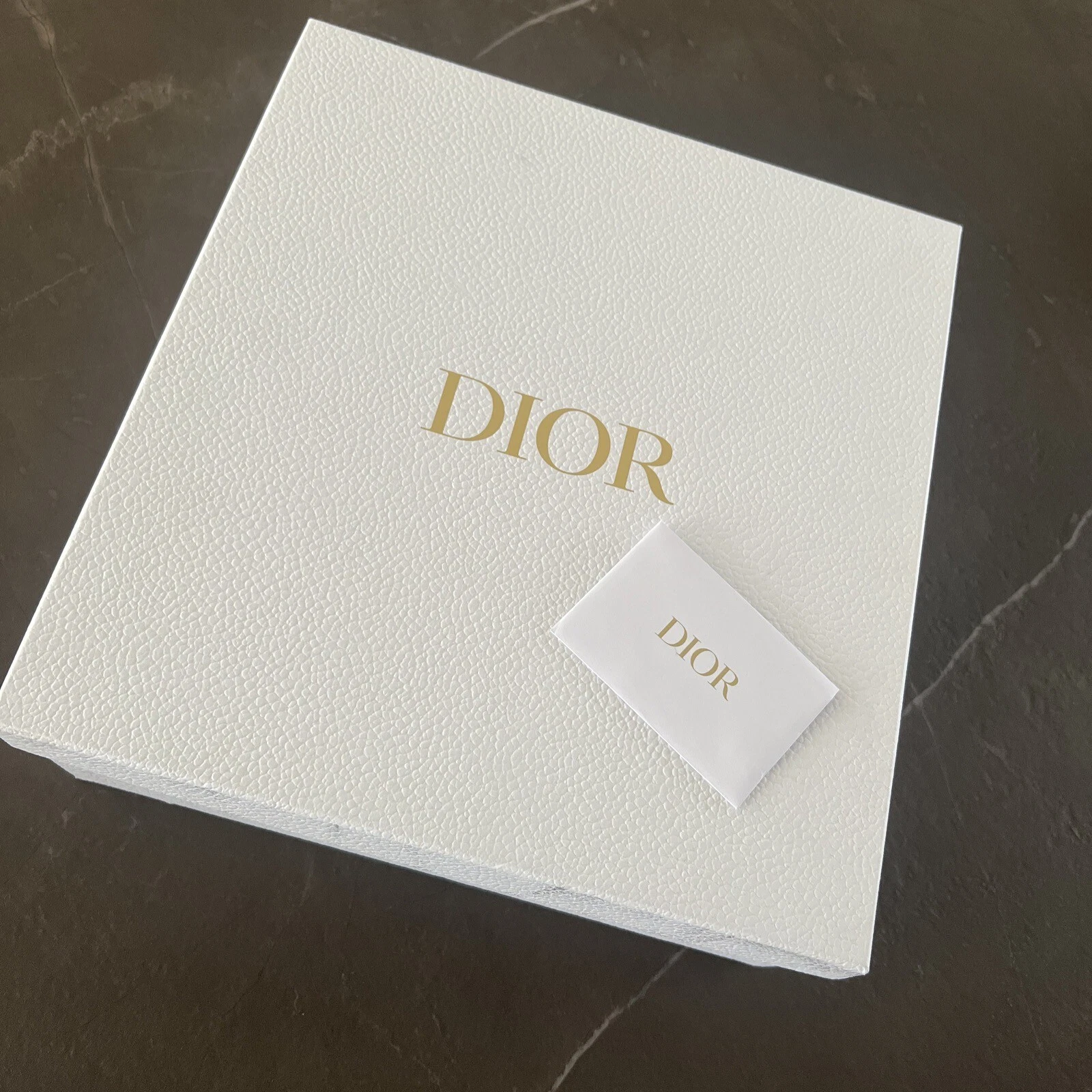 Boîte de rangement en carton blanc DIOR pré aimée