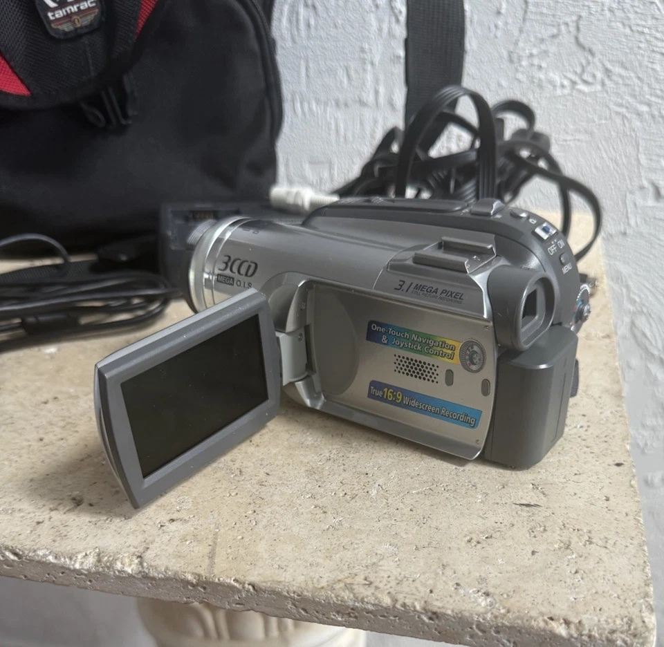 Panasonic PV-GS320 3CCD LEICA LENS Mini DV Camcorder Bundle W CHARGER CASE WORKS - Image 3 of 4