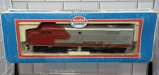 MODEL POWER HO-SCALE ALCO #820 FA2 DIESEL SANTA FE POWERED LOCOMOTIVE