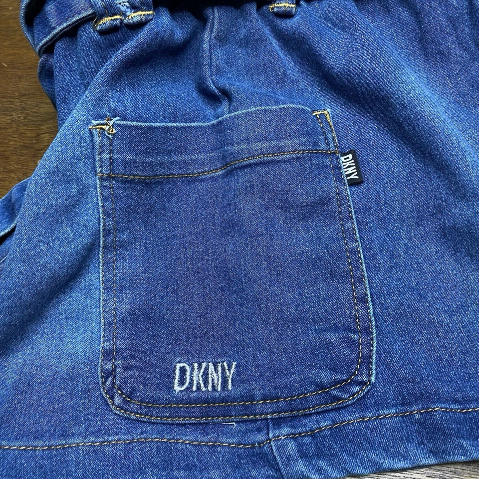 Falda vaquera para niñas DKNY 6 niños denim con cinturón y cintura elástica Foto 4 de 4