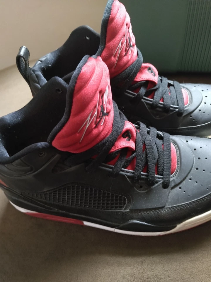 Gimnasio Hombre 9.5 Jordan Flight Negro y Rojo. Foto 2 de 4