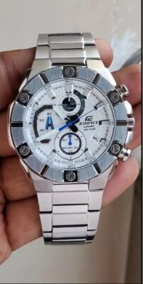 Casio Edifice Herrenuhr aus silbernem Edelstahl und weißem Zifferblatt...