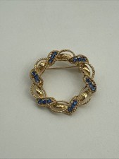 Vtg Gold Tones Round Wrapped Brooch With Blue Rhinestones Wreath