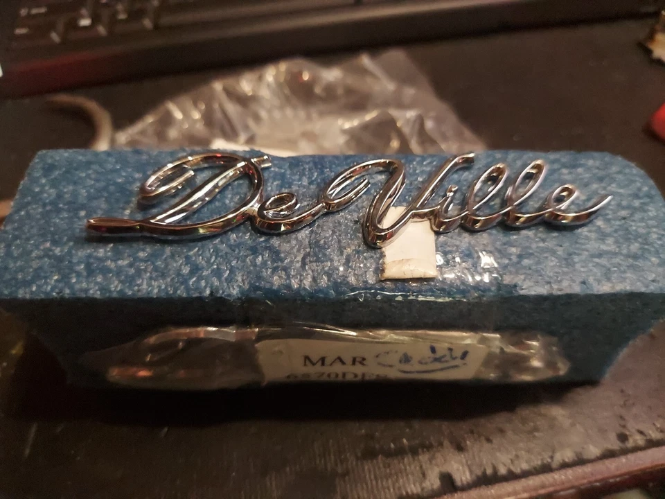 Комплект из двух отделочных деталей задней четверти крыла с эмблемой модели Cadillac DeVille 1965-1970 годов выпуска - Изображение 2 из 4