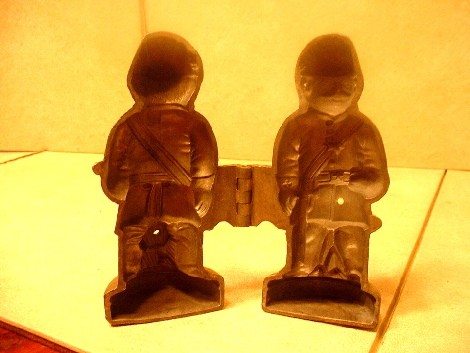 Molde antiguo de chocolate/helado #320 en forma de soldado Foto 2 de 3