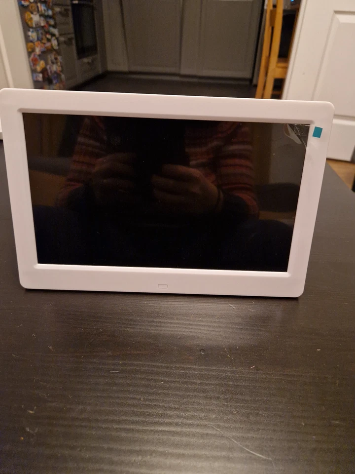 🖼️ 7” Digital Photo Frame – White with Heart Stand & EU Plug – New - Image 3 of 4