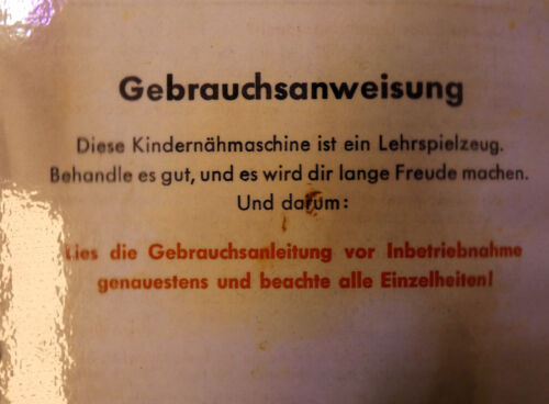 Alte Regina Blech Kindernähmaschine auf Holzsockel, rosa, OVP 2 - Bild 10 von 11