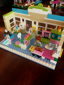 LEGO FRIENDS: Heartlake Vet (3188) W/INSTRUCTIONAL MANUAL 100% COMPLETE