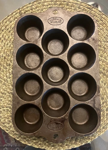 antique Wagner Ware 11 cup cast iron muffin pan #1323 A, seasoned