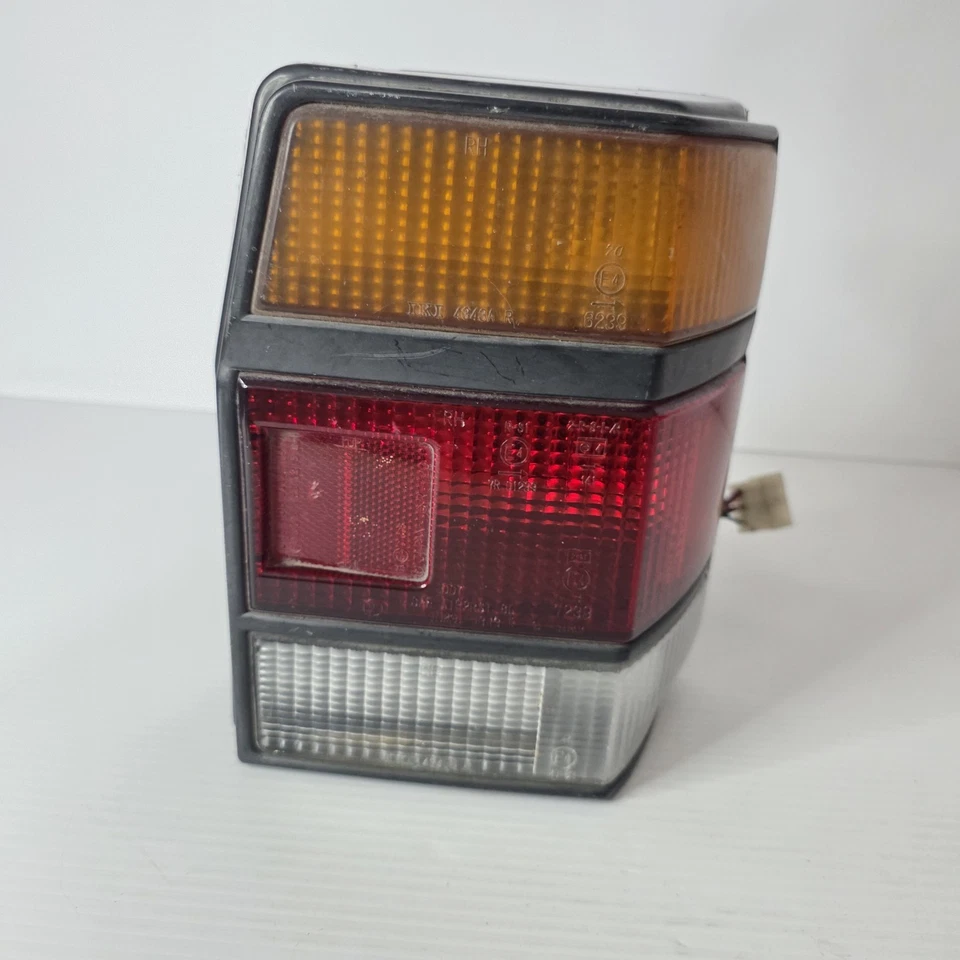 Conjunto de luz trasera izquierda del lado del conductor Subaru Justy 1987-1988 OEM Foto 2 de 4