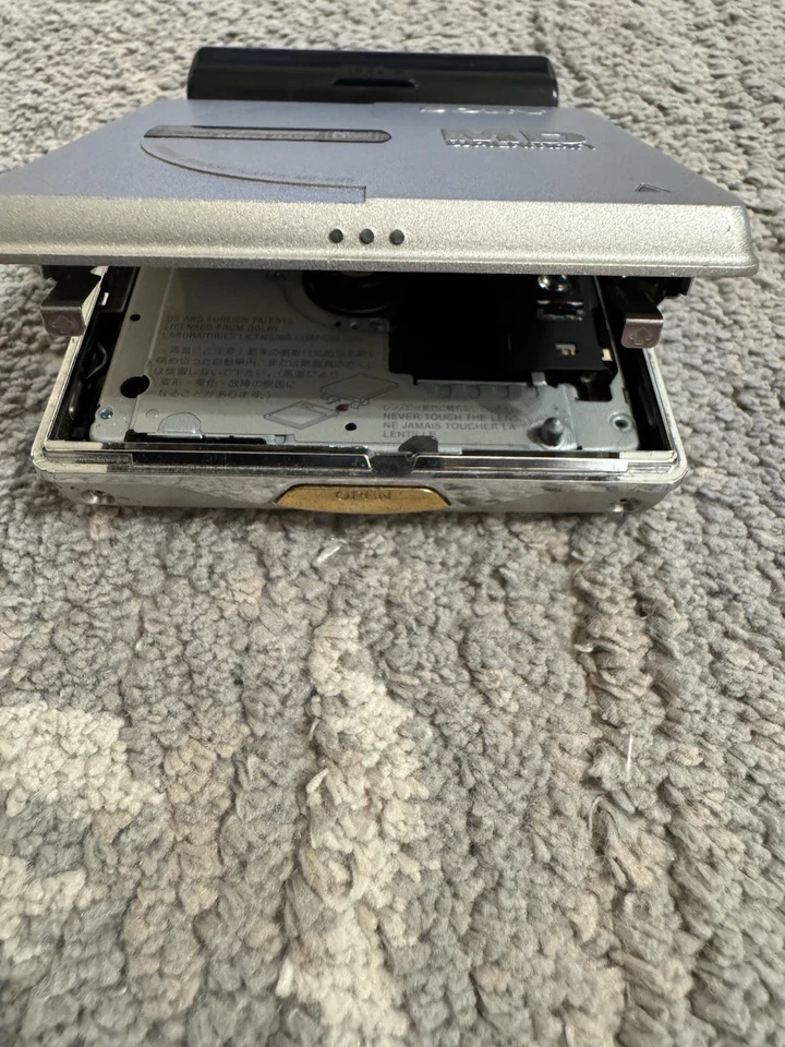 Mini reproductor de discos Sony Walkman con accesorio de batería Foto 3 de 4