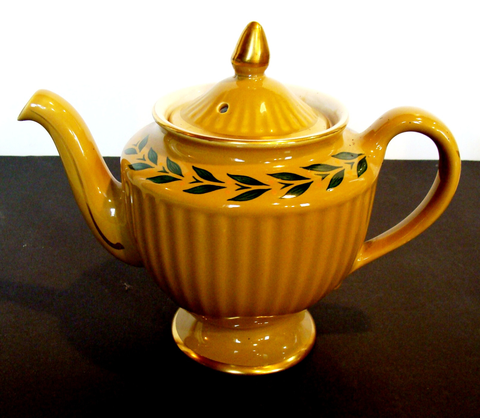 Hall China Co. "Los Angeles" Teapot 1926 Mustard w/green leaves 6-cup #0087