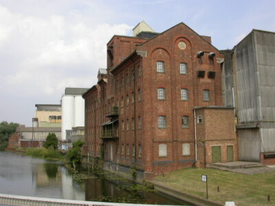 Foto 6x4 Mehlmühlen und Lagersilos Wellingborough Der Fluss ist der N c2005