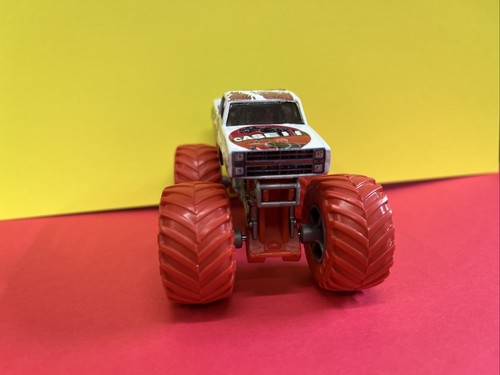 KILLER KUSTOMS CUSTOM MONSTER TRUCK 1/64 Case Tractors Chevy Squarebody - Picture 3 of 5