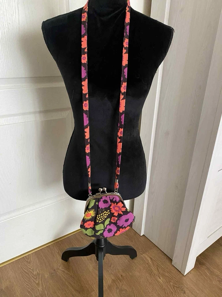 Bolsa tiracolo Marimekko estampa de flores preta roxa vintage feita na Finlândia - Imagem 3 de 4