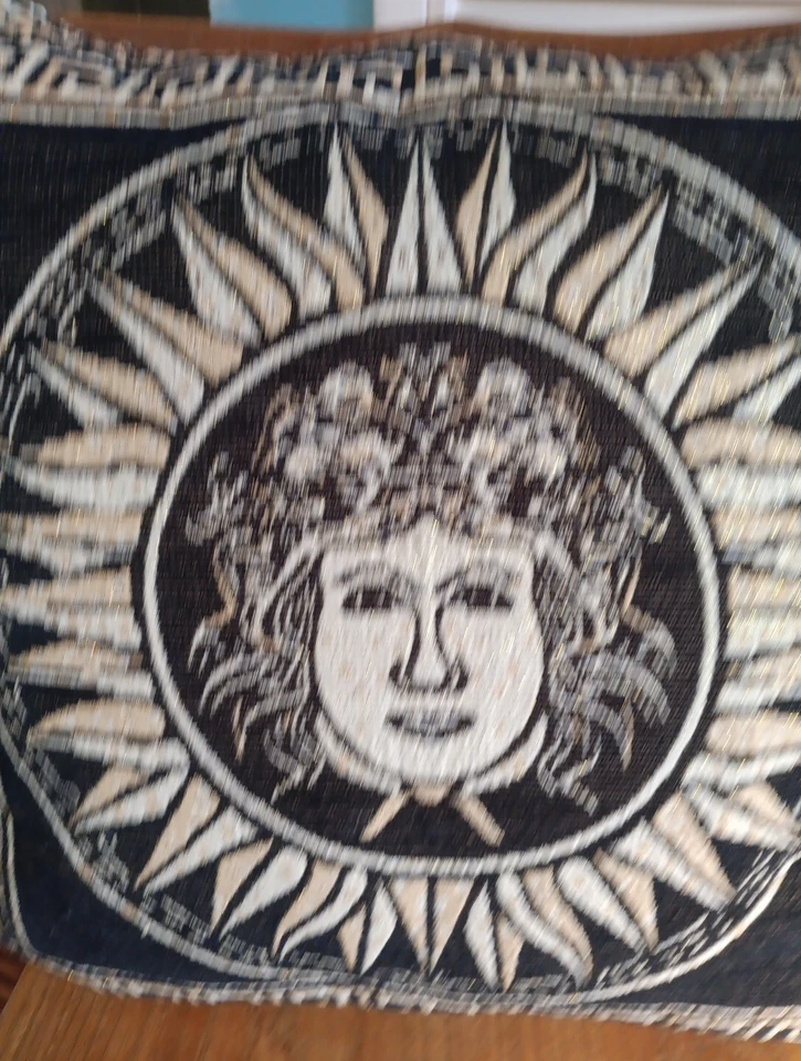 Hermosa Almohada Decorativa Medusa Oro Negro 18×18 Decoración Mediterránea Foto 2 de 4