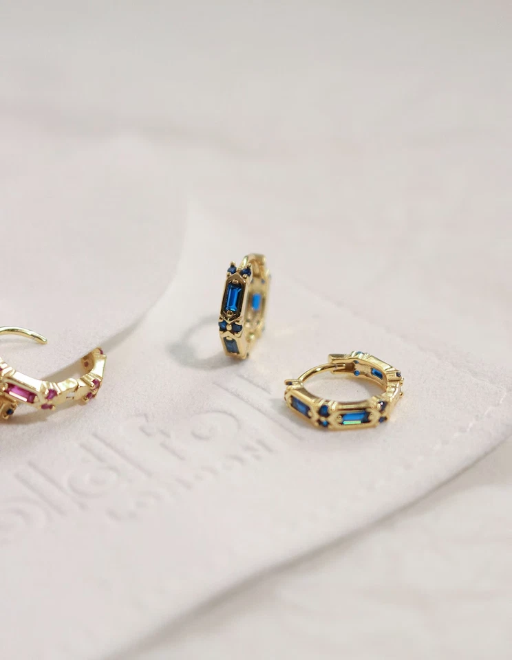 Pendientes tipo argolla de zafiro simulado de corte baguette de 2 quilates para mujer de oro amarillo de 14 k Foto 2 de 4