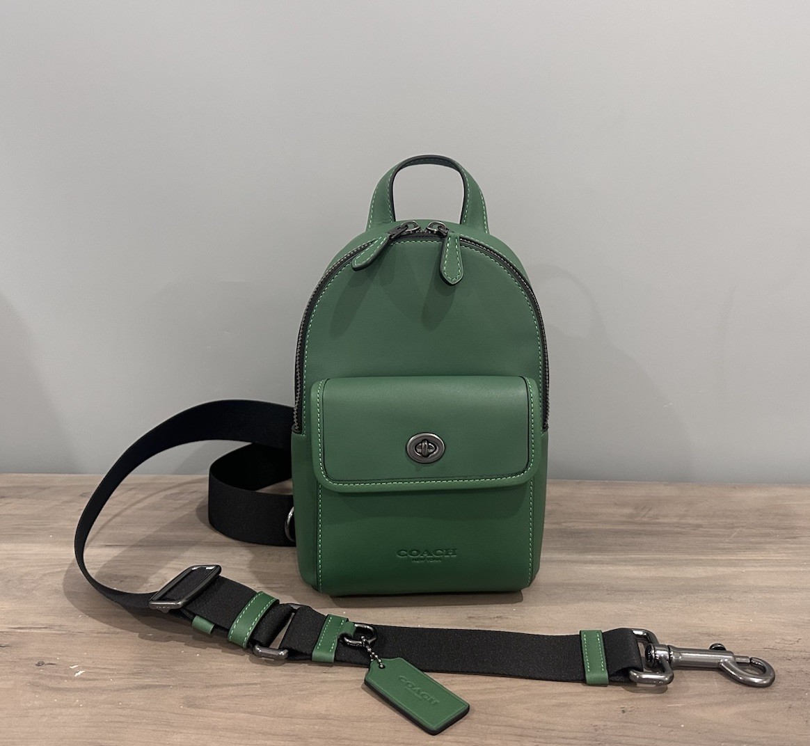 バッグ Coach Nubuck Turn Lock Bag Green COACH Small Turnlock Sling Pack Smooth Leather Backpack Bag