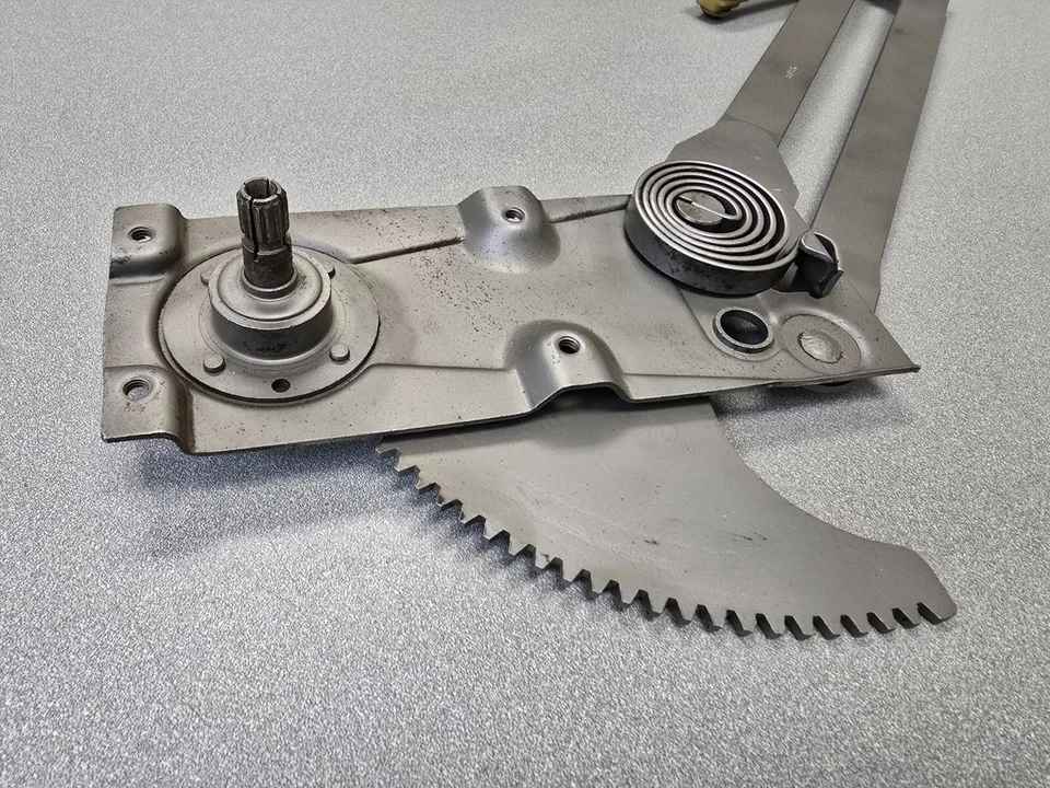 VERY NICE ORIGINAL PORSCHE 911 912 PASSENGERS DOOR MANUAL WINDOW REGULATOR 8/65 - Imagem 2 de 4