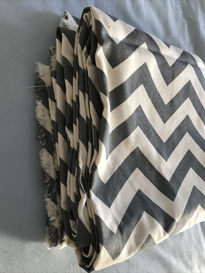 Fabric Chevron 棉帆布 46 英寸 x 2 码 灰色 白色 — 第 4/4 张图片