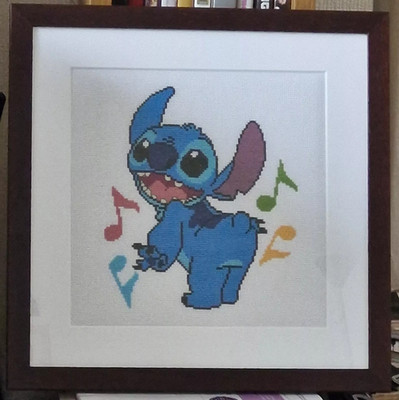Fertiger Kreuzstich - Disneys Stich in einem dunklen Holzrahmen 12 x 12 Zoll